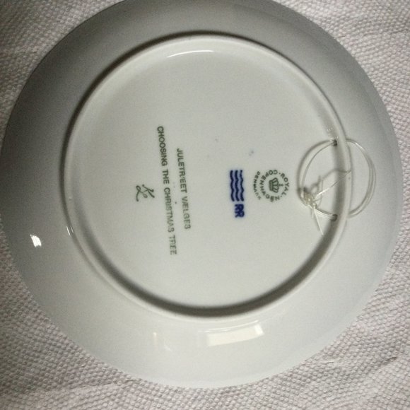 Royal Copenhagen Plate - 1979 Choosing The Christmas Tree - Denmark - Picture 7 of 7